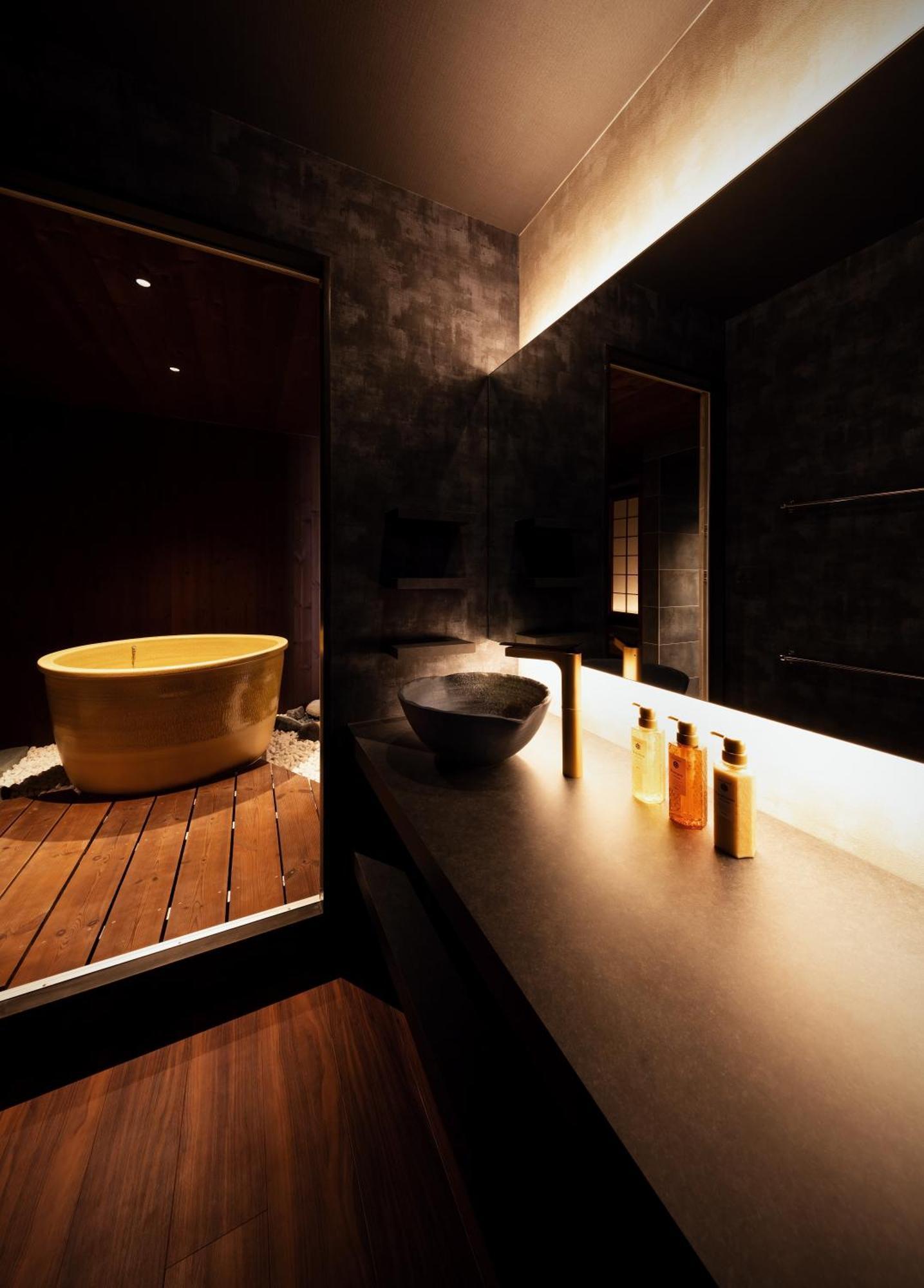 古今 天下茶屋 With A Private Parking Lot And A Half Open-Air Bath And Direct To Kix Villa Osaka Dış mekan fotoğraf
